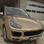 Porsche Cayenne esiklaasi vahetuse ootel